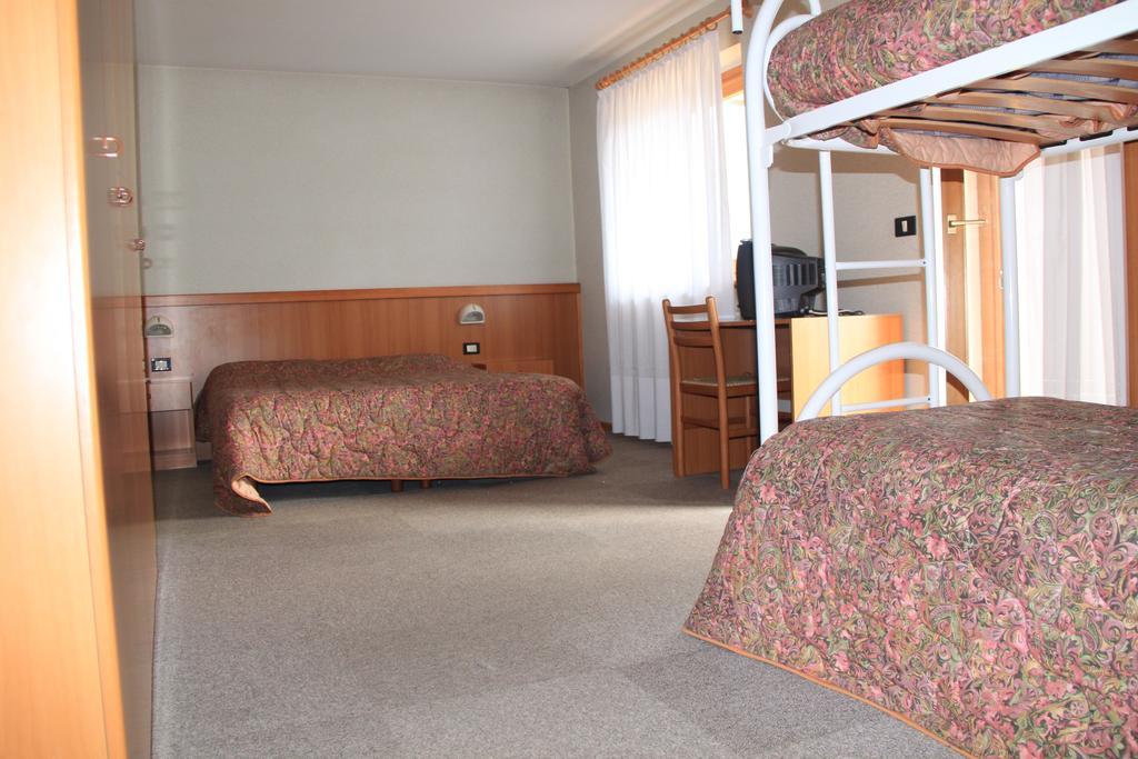 Garni Goccia D'Oro Hotel Cavalese Szoba fotó